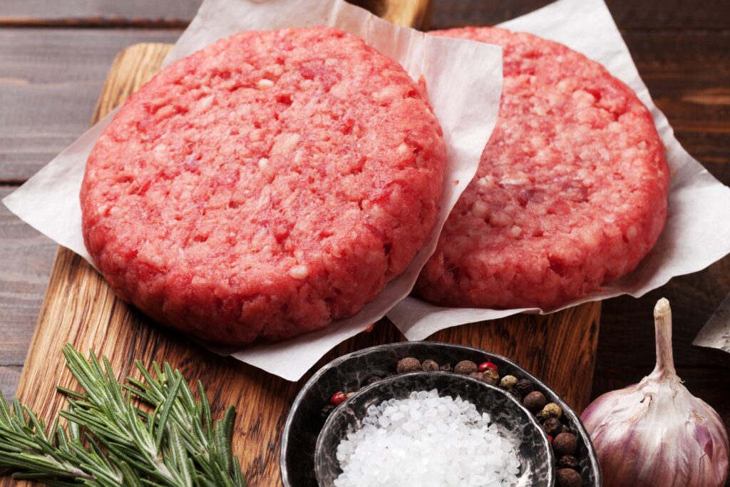 Galettes de boeuf crues